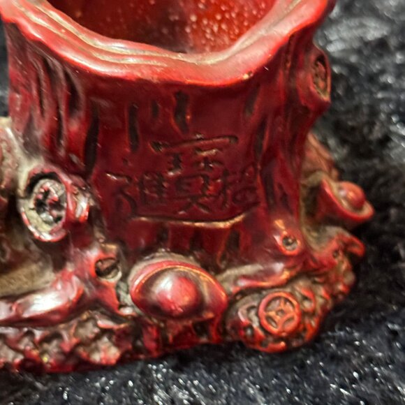 Red Resin Feng Shui Wealth Frog Pen Holder With Tree Stump Design - Picture 4 of 8